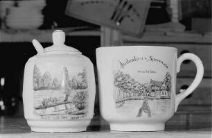 Zuckerdose und Kaffeetopf mit der Aufschrift "Andenken aus dem Spreewald (Wotschofska)