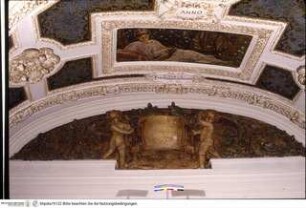 Gewölbedekoration mit Allegorien der Skulptur und Malerei, Puttenpaare flankieren eine Kartusche