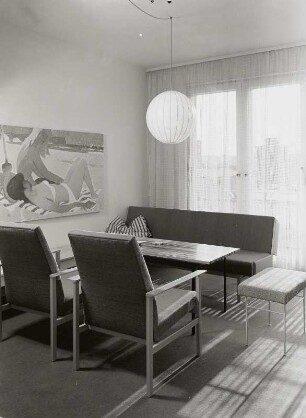 Sofa : Musterwohnzimmer (1962; Zentrales Entwicklungsbüro Leipzig (EMW)). Sitzgruppe mit Gemäldereproduktion "Zwei Mädchen am Strand"