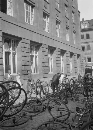 Abgestellte Fahrräder vor dem Arbeitamt in der Gerberstraße in Leipzig