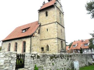 Ansicht von Südosten mit Kirche (Kirchturm als Chorturm mit Turmchor) über Kirchhofmauer (Wehrgang mit Brüstung und Schießscharten abgetragen)