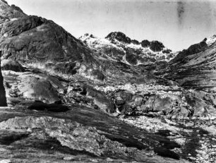 Glaziales Tal im Gletschergebiet des Barguillo : Schroffe Berglandschaft