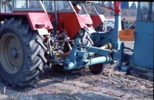 Fotografie: Erntetechnik, Silomais, Maishäcksler angebaut, Trommelfeldhäcksler, Gelenkwelle