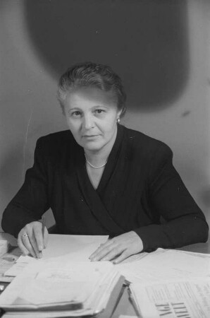 Porträtaufnahmen der Professorin Elisabeth Zaisser (1950-1952 Staatssekretärin im Ministerium für Volksbildung der DDR) im Zuge einer Reportage aus dem Ministerium für Volksbildung der DDR : Porträt von Elisabeth Zaisser