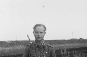Zweiter Weltkrieg. Frontbilder. Rußland, Oblast Belgorod. Franz Grasser mit geschultertem Gewehr