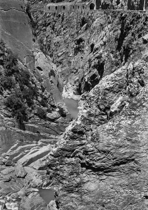 Schlucht : Blick auf eine Schlucht bei Kherrata. Durch Steinschlag gefährdete Stellen wurden übertunnelt.