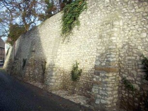 Kirchhofmauer im Süden nach Südwesten (Wehrgang mit Steinbrüstung abgetragen) mit Werksteinen im Mauersteinverband sowie Strebepfeilern