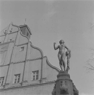 Marktbrunnen : Grimma, Markt. Marktbrunnen (1911; P. Pils). Blick zum Rathaus