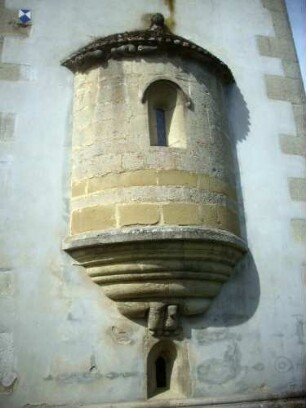 Kirchturm von Ostnordosten mit Chorapside und Biforium (reiche Ornamentierung und Steinplastiken) sowie Langhaus im Ansatz