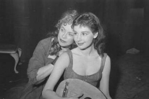 Szenenbilder aus "Das verlorene Gesicht" von G. Weisenborn, Regie H. Lietzau, mit C. Raddatz u.a., Schloßparktheater Berlin, Uraufführung 20.04.1956