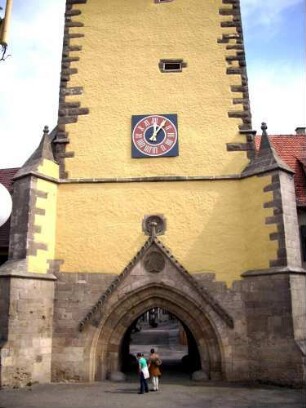 Stadtbefestigung - Stadttorturm (Tübinger Tor) von Feldseite mit Bossierung und Schießscharten - Basisbereich mit Durchfahrt und Strebepfeilern