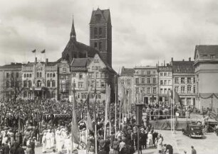 Blick über den Platz gegen die Marienkirche während einer Kundgebung