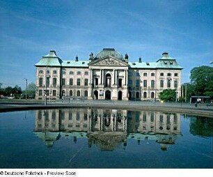 Dresden-Neustadt, Palaisplatz 11. Japanisches Palais (1727-1737; Z. Longuelune, M. D. Pöppelmann). Ansicht über Brunnen