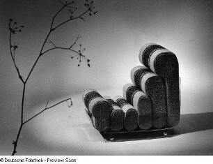 Sitzelement (Liegesessel) einer variablen Sitzgruppe : Sitzelement (Liegesessel) einer variablen Sitzgruppe. Metall, Polsterung mit Samtbezug (1973). Ansicht mit Hocker und zwei Sitzelementen. Leipziger Herbstmesse, 1973