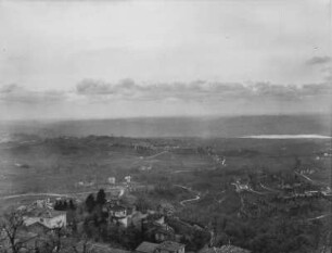 Landschaftsblick : Blick in eine Landschaft mit einem Dorf im Vordergrund. Möglicherweise zwischen Süddeutschland und Norditalien
