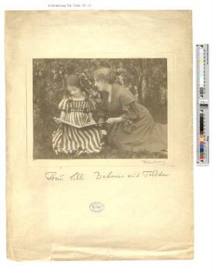 Frau Lilli Behrens mit Tochter [Petra]