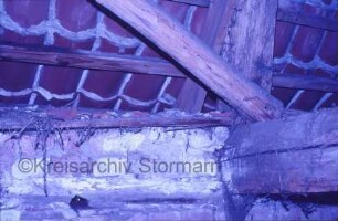 Blumendorf: Gut: westliches Torhaus: Innenansicht: Blick auf Dachbalken