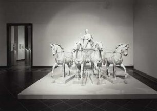 Modell der Quadriga für das Braunschweiger Schloß (Maßstab 1:3) : Raumaufnahme. Erstes Kabinett mit Modell der Quadriga für das Braunschweiger Schloß (1855-1860; E. Rietschel)