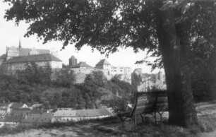 Bautzen. Blick von einem Aussichtspunkt mit Bank auf dem Protschenberg über das Spreetal zur Ortenburg (nach Südost)