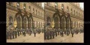 Vorbeimarsch bayrischer Schützen an der Residenz, Prinz Luitpold am Fenster, Max-Joseph-Platz, München