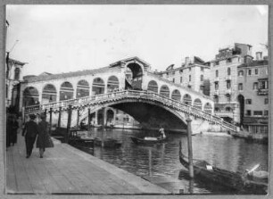 An der Rialto Brücke in Venedig