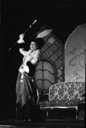 Kabarett der Komiker: Trude Hesterberg in "Kathinka"; tanzt