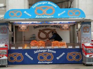 Salzburg - Brezelstand : Brezelstand. Aufgenommen in der Altstadt von Salzburg, 2004