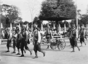 Soldaten im Festumzug : Thailand. Soldaten in Uniform mit Kanone in einem Festumzug