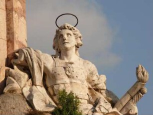etwas desolate Heiligenfigur an der San Rafael Säule vor der Mezquita-Kathedrale