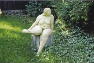 Sitzende mit abgewinkeltem Bein