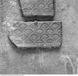 Fragment einer Chorschrankenplatte mit Schuppenornament, Kleines Fragment