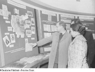 Ausstellungsbesucher vor Schautafeln