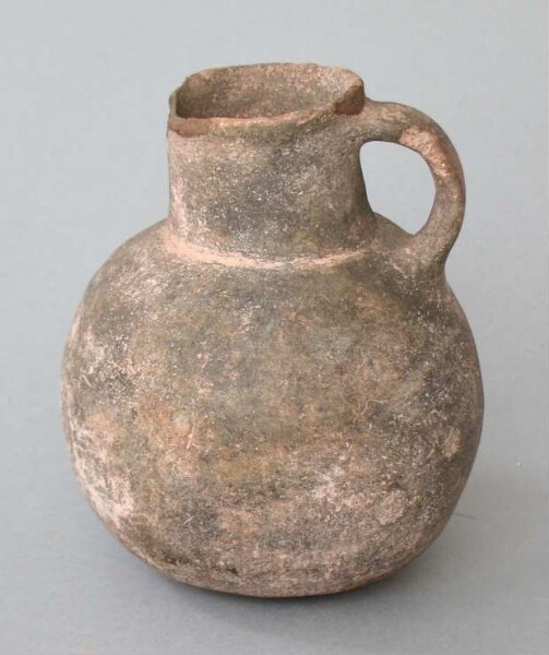 Clay vessel with handle