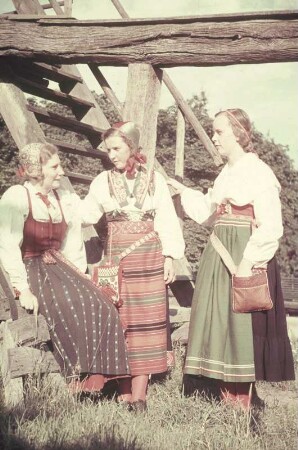 Reisefotos Skandinavien. Frau und zwei Mädchen in Tracht