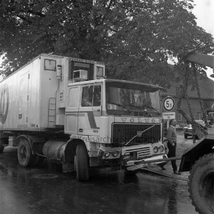 Unfall: beschädigter Lkw, rechts das Abschleppfahrzeug, im HIntergrund Gebäude eines Bauernhofes
