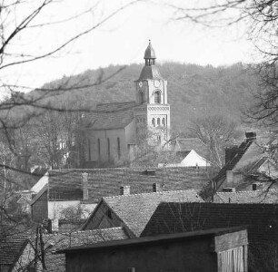 Buckow (Märkische Schweiz). Stadtteilansicht gegen Stadtpfarrkirche (nach 1686 Erneuerung, 1890/1891 Turm). Ansicht von Nordwesten