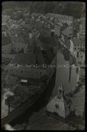Blick auf eine Kleinstadt mit Fluss