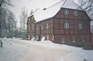 Am Mühlenteich 3: ehemalige Wassermühle: Straßenfront: links Giebelseite Wohngebäude: rechts Mühlengebäude, Traufseite und Giebelseite: Schnee