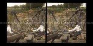 Personen auf der zerstörten Oderbrücke bei Olsau