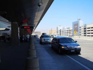 Terminal 3 des McCarran Airport : Vorfahrt am Airport. Aufgenommen am 21. August 2012 im neuen Terminal 3 des Internationalen McCarran Airport von Las Vegas