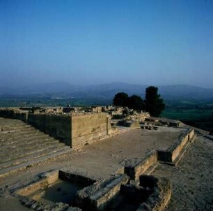 Phaistos. Palast. Treppen, Rampe und Westhof