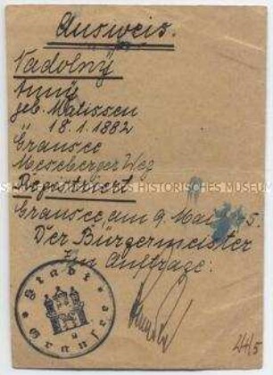 Behelfsmäßiger Ausweis der Stadt Gransee, mit handschriftlichem Registrierungsnachweis der sowjetischen Besatzungsbehörde - Personenkonvolut