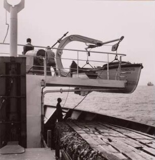 MS "Wittenbeg". Fracht auf dem Überdeck und Spindeldavit mit Rettungsboot, um 1960