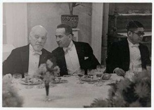 Bankett der japanischen Delegation in Genf. von links nach rechts: Paul-Émil Janson, Štefan Osuský, Isaburo Yoshida