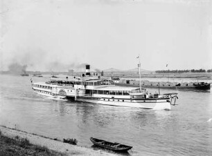 Ausflugsdampfer Schiller auf dem Rhein, dahinter ein beladener Schlepper