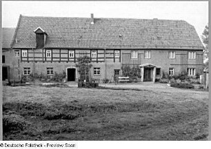 Klipphausen-Scharfenberg (ehem. Riemsdorf Nr. 4). Bauernhof, Wohnstallhaus (bez. 1807)