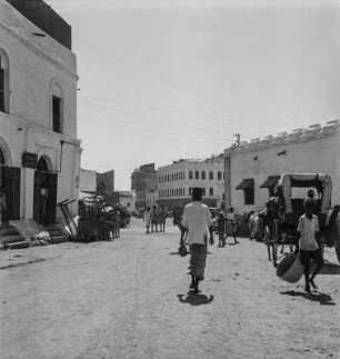 Geschäftsstraße : Blick entlang einer belebten Geschäftsstraße in Aden