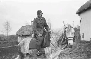 Zweiter Weltkrieg. Zur Einquartierung. Sowjetunion. Angehöriger der deutschen Wehrmacht zu Pferde