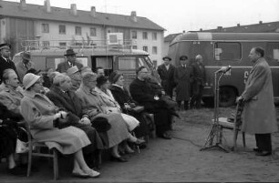 Freiburg, Haslach-Süd: Ansprache Oberbürgermeister [Josef Brandel] vor Gästen und Mitgliedern des Stadtrats