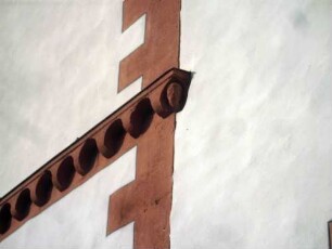 Turm von Nordosten-Bogenfries zum ersten Obergeschoss mit Ornamentik und Steinkopf